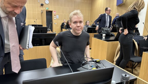 Aleksanteri Kivimäki oli pukeutunut oikeudessa rennosti mustaan t-paitaan.
