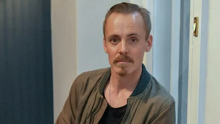 Harvinainen yhteiskuva! Jasper Pääkkönen hellii yksivuotiasta tytärtään