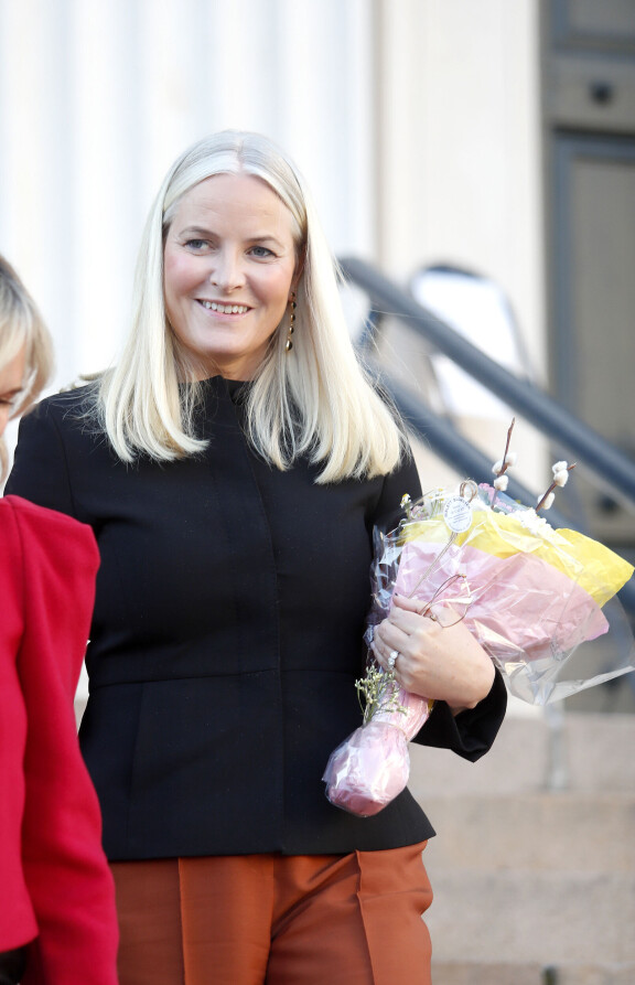 Mette-Marit sai naistenpäivänä pajunkissoilla somistetun kukkakimpun.