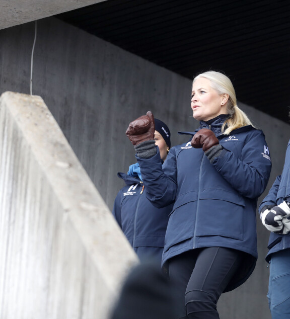 Mette-Marit tuuletti katsomossa.