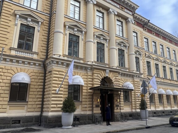 Kivimäki nautiskeli piilomatkallaan Kruununhaassa upouuden hotelli Marian 35 euroa maksavan nimikkoburgerin, joka on valmistettu hiiligrillatusta suomalaisesta rotukarjan häränlihapihvistä.
