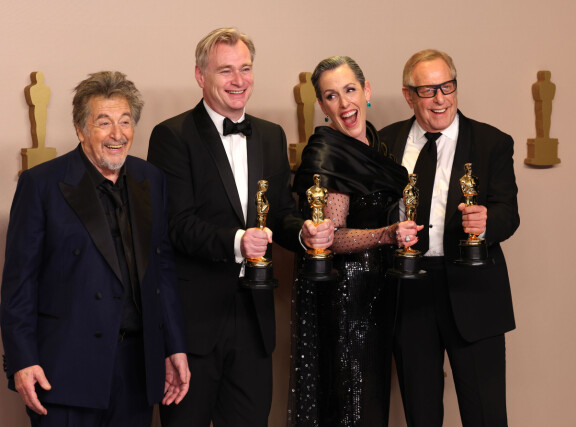 Al Pacino jakoi parhaan elokuvan Oscarin Oppenheimerin ohjaajalle Christopher Nolanille sekä tuottajille, Nolanin vaimolle Emma Thomasille ja Charles Rovenille.