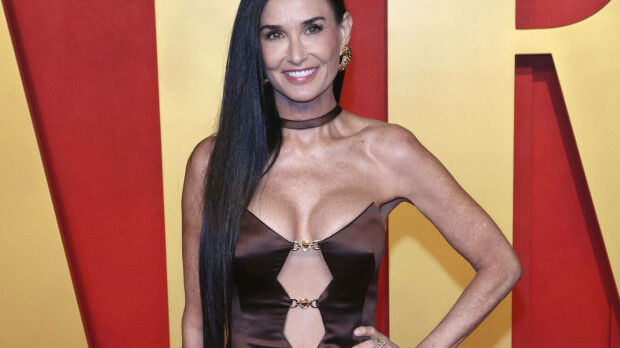 Nyt vilkkuu edestä ja takaa! Demi Moore pukeutui uskaliaaseen iltapukuun – tyttäret samalla linjalla
