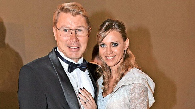Oho, mitkä vatsalihakset! Marketa Häkkinen on kuin nuori gaselli Mika ja Marketa