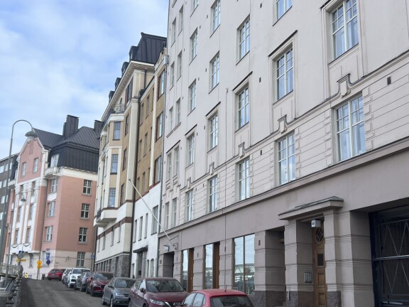 Helsingin poliisilla on erikoisyksikkö etsittyjen henkilöiden kiinniottoihin. Ryhmä saa tarvittaessa tukea valmiusyksikkö Karhulta. Seiskan tietojen mukaan erikoisyksikkönappasi Kivimäen lopulta tästä Helsingin Kruununhaassa sijaitsevasta talosta, mistä hän oli vuokrannut Airbnb-asunnon.