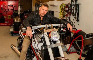 Aki Manninen avautuu rankasta menneisyydestään: Pyydettiin liivijengiin