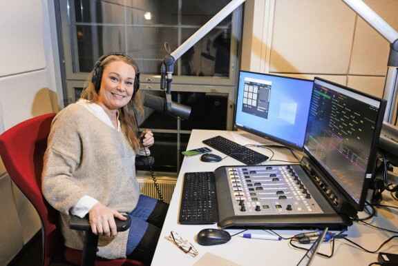 Sari tuli tunnetuksi Kesäillan valssi -ohjelmasta. Nykyään hän tähdittää Radio Pookin lauantai-iltoja.