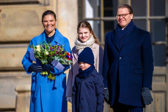 Perheenäiti perheineen kotitalonsa edessä: Kruununprinsessa Victoria, prinsessa Estelle, prinssi Oscar ja prinssi Daniel kuninkaanlinnan pihassa virallisten seremonioiden aikana.