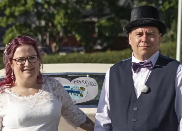 Unelmahäät-sulhanen järkyttyy – kauan poissa ollut isä pärähtää hääkirkkoon