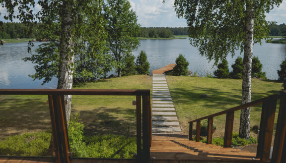 Nyt mökiltä on suora yhteys laiturille. Huvila ja huussi
Pernilla Böckerman