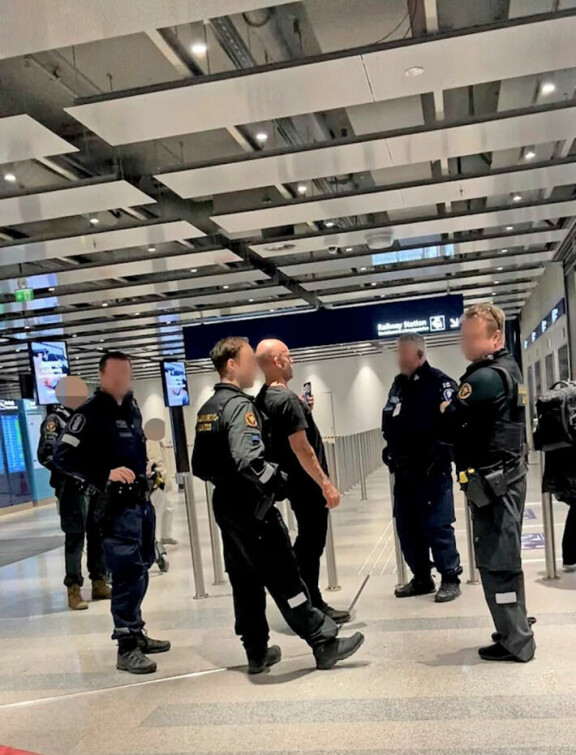Jerestä kuoriutui reportteri, kun hän ryhtyi tekemään poliisista videohaastattelua. Sekavasti sopertanut Jere olisi halunnut tietää poliisin koko nimen.