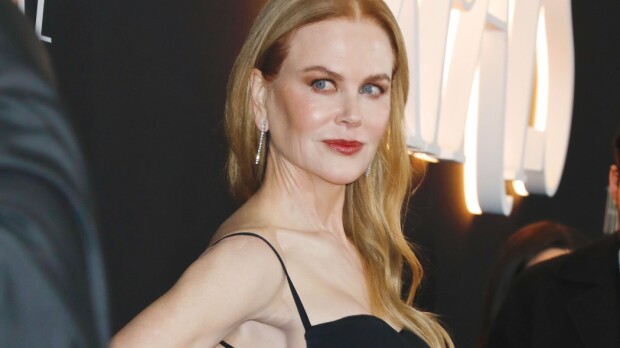 Nicole Kidman, 56, poseeraa liki kahden tonnin alusvaatteissa - sensuellit kuvat