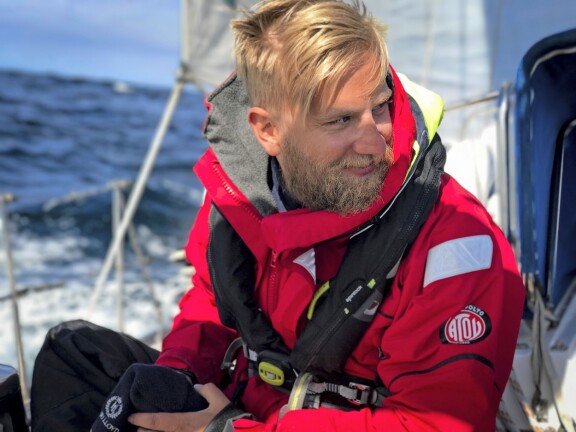 Joel Harkimo suuntaa syksyllä 2026 hengenvaaralliselle yksinpurjehdukselle maailman ympäri. Hän on valmistautunut jo vuoden tulevaan koettelemukseensa. Joel oli mukana Atlantin yli -tv-sarjassa.