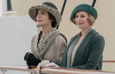 Nenäliinat valmiiksi – Downton Abbey: Uusi aikakausi -elokuva on nyt katsottavissa SkyShowtime-suoratoistopalvelussa