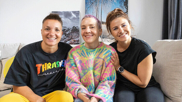 Elina Gustafsson ja Ansku Bergström avautuvat tv:ssä parisuhdekriisistään: ”Ellua tullaan tosi paljon iskemään” Yökylässä Maria Veitola