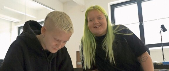Almalla on hänen kaksoseensa Anoon läheinen suhde, joka tulee esiin dokkarissa. Ano kiersi aiemmin Alman mukana keikoillakin.