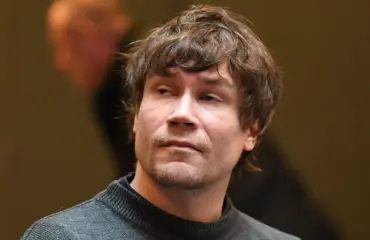 Video: Sohvaperunat-tähti lampsi rennosti raiskauskäräjille