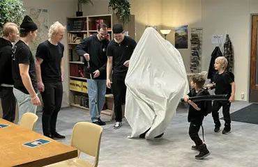 Muuttuuko hupailu jo väkivaltaviihteeksi? HIFKin pelaajia kidutetaan huumoriohjelmassa armotta