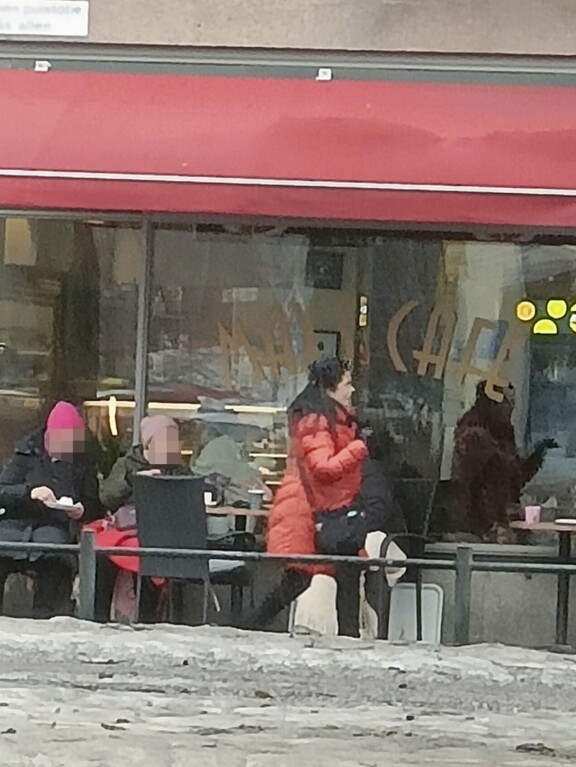 Kaija Koo kipitti miesseuralaisen kanssa kantakuppilaan – kuva