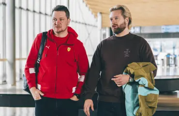 Diili-miehet lähtevät kauppaamaan seksileluja bileristeilylle: ”Ainakin itsellä hauska yö”