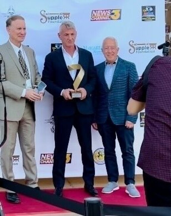 Sean Penn vastaanotti palkintonsa uudessa tyylissä.
