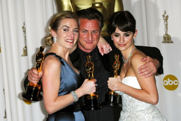 Homofobisena pidetty Sean voitti toisen Oscarinsa gay-miehen roolilla elokuvassta Milk. Vuonna 2009 aihetta juhlaan oli myös Kate Winsletillä ja Penelope Cruzilla.