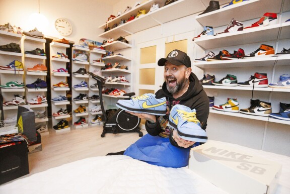 Esko Eerikäinen arvelee omistavansa 250–300 kenkäparia Niken Air Jordaneita. Kenkäkokoelmaan on uponnut sievoinen summa.
