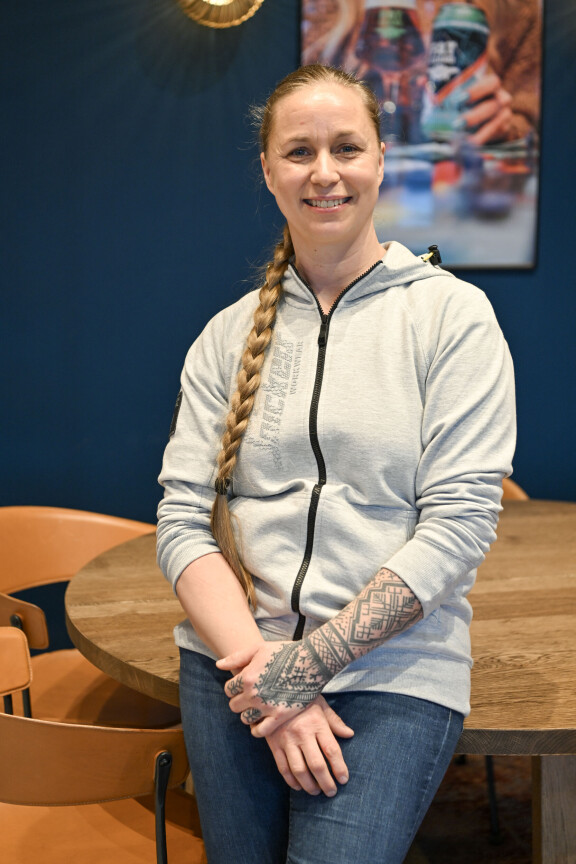 Viljan käden tatuoinnissa yhdistyvät suomalaiset perinteet.
