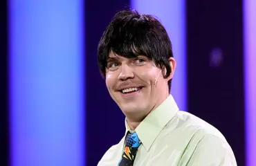 Putouksen parhaan sketsihahmon luonut Aku Sipola hämmentyi voitostaan - näyttelijän lupaus faneille: "Mainos-Harrin voi bongata keikoilla"