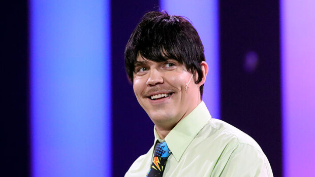 Putouksen parhaan sketsihahmon luonut Aku Sipola hämmentyi voitostaan - näyttelijän lupaus faneille: 'Mainos-Harrin voi bongata keikoilla' Mainos-Harri