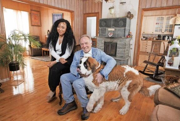 Teuvon Gisela-rakas seuraa myös aktiivisesti politiikkaa. – Gisela oli mukana myös puoluekokouksessa, ja hän oli tosi suosittu siellä, Teuvo kehuu.