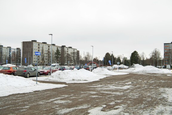 Tällä parkkipaikalla sijaitsi ennen nyttemmin jo purettu Sampolan Itä-Porin yläaste. Akilla on siitä lähinnä kurjia muistoja.