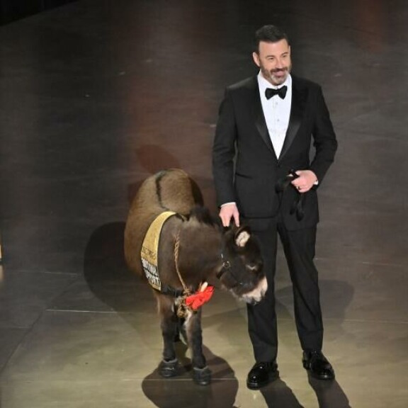 Oscar-gaalan juontanut Jimmy Kimmel asteli lavalle emotionaalisen tukiaasin kanssa Banshees of Inisherin -elokuvan hengessä. jimmy kimmel