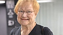 Salakuva! Tarja Halonen yllätti kirjakaupoilla – käytös noteerattiin