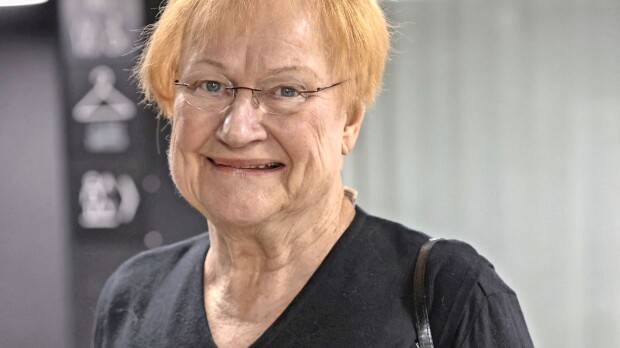 Tarja Halosen salainen visiitti paljastui - kirja: kiikutti henkilökohtaisesti lahjan artistille
