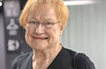Salakuva! Tarja Halonen yllätti kirjakaupoilla – käytös noteerattiin