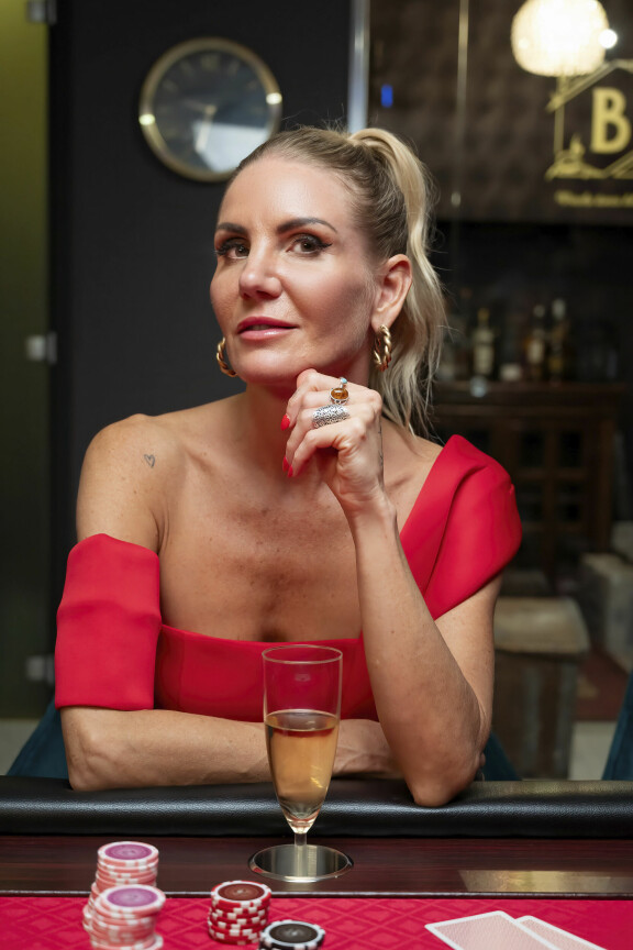 Marjoa ei hirveästi kiinnosta keskustelu, koska hän ei ole kokenut samaa kuin muut.