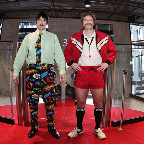 Köpillä oli viime syksynä idea mainosmieshahmosta, mutta hän vaihtoi sen porilaiseen liikunnaopettajaan Kari Mutaseen, joka pääsi hopeasijalle sketsihahmokisassa. Kari Mutanen ja Mainos-Harri