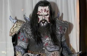 Tällaisena et ole nähnyt Lordia – yhtyeen jäsenet poseeraavat käsilaukkumalleina!