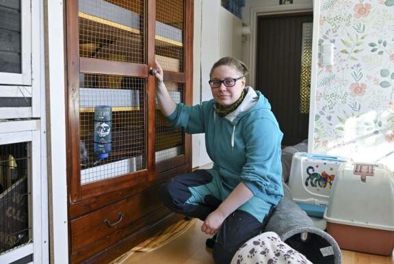 Heli opiskelee eläintenhoitajaksi.
