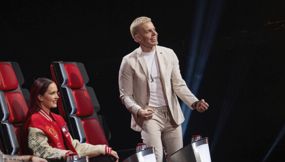Elastinen kannustaa tiimiläistään esityksen aikana. The Voice of Finland
Elastinen