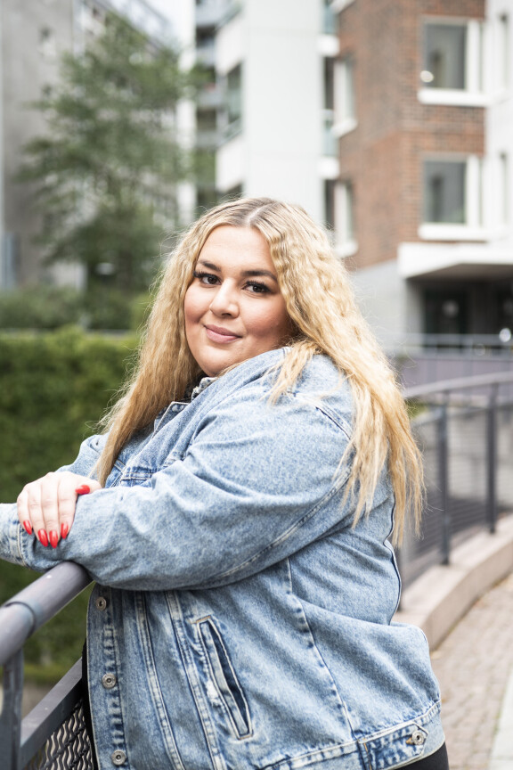 Jasmiina tunnetaan tv-urastaan Big Brotherissa, Selviytyjissä kuin Sinkut paljaana -ohjelmassakin. Hänestä on lisäksi tullut tuttu ääni Nikotellen-podcastin juontajana. Jasmiina juontaa podcastia yhdessä Niko Saarisen kanssa.