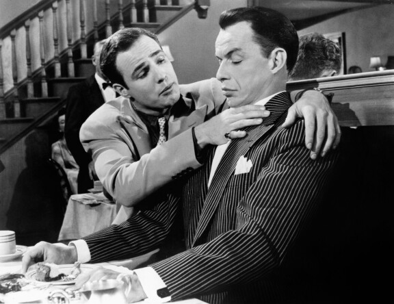 Frank Sinatra (kuvassa oikealla) ei lukeutunut Marlonin arvostamiin kollegoihin. Kuva on elokuvasta Guys and Dolls.
