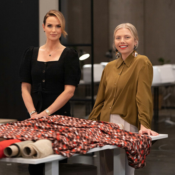 Minttu Räikkönen on itse suunnitellut kirjavan kuosikankaan. Kuvassa myös kilpalijoiden mentori Sofia Järnefelt. muodin huipulle