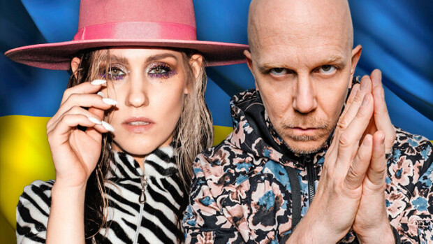 Jannika B kertoo, miksi nousee lavalle Toni Wirtasen kanssa Jannika B. ja Toni Wirtanen, taustalla Ukrainan lippu, Apua Ukrainaan -tukikonsertti