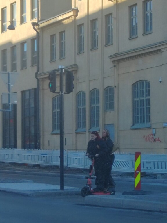 Sähköpotkulaudalla porhaltanut julkkispari kiinnitti ohikulkijankin huomion.