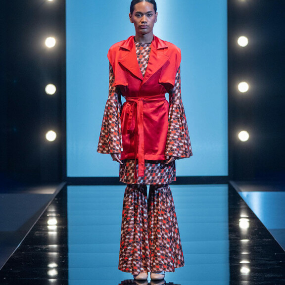 Jarkon ja Kristan suunnittelmassa asussa on tuomari Sami Sykön mielestä munaa. muodin huipulle