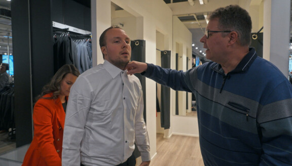 Topin Sami-isä kokeilee, onko paita sopivan kokoinen.