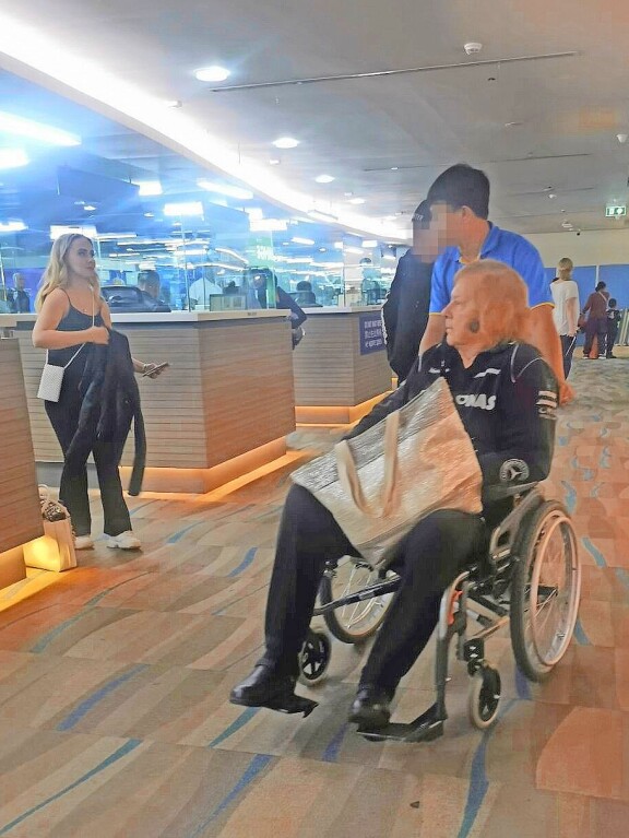Danny bongattiin alkuvuodesta pyörätuolissa. Syynä rampautumiseen oli taksin oven väliin jäänyt polvi.