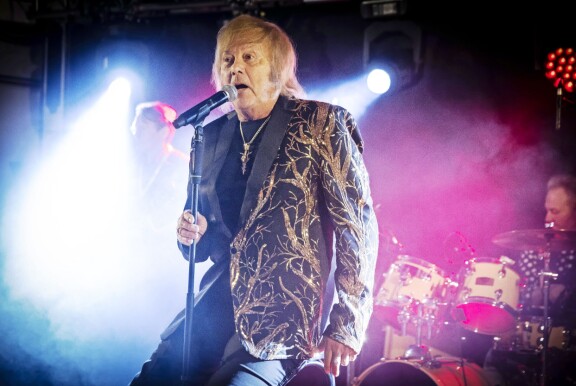 Iskelmäkonkarin käytös Back to the Sixties -risteilyllä aiheutti myötähäpeää yleisön keskuudessa.